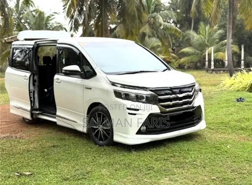 Toyota Voxy 2014