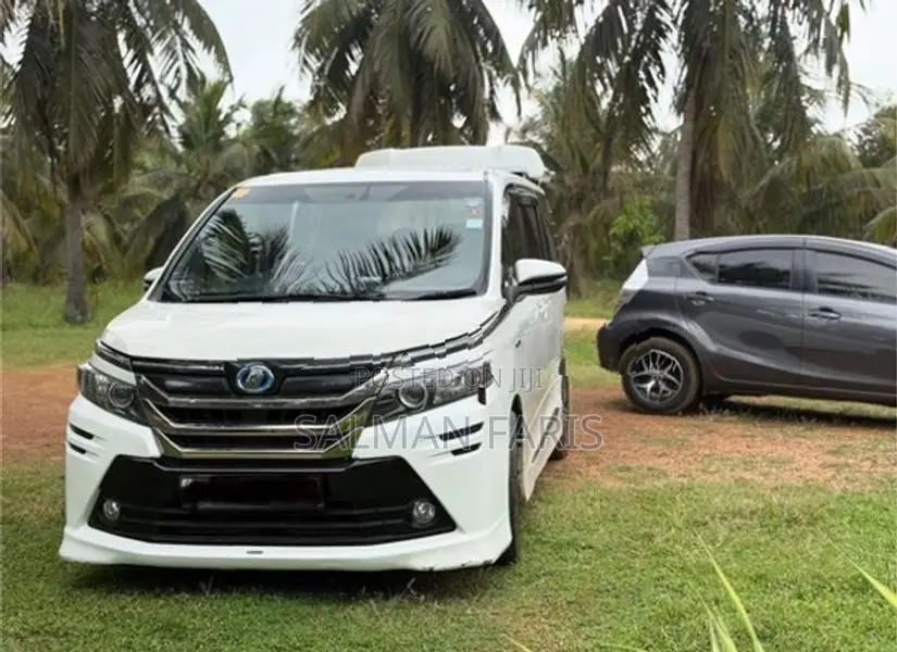 Toyota Voxy 2014