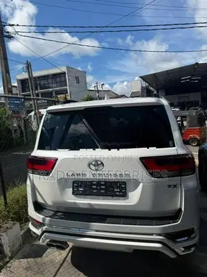 Toyota Land Cruiser V6 LC300 2024