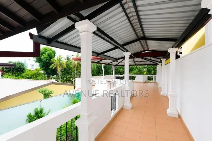 6 Bedroom Modern House for Sale in Kohuwala, Nugegoda (HS5038)