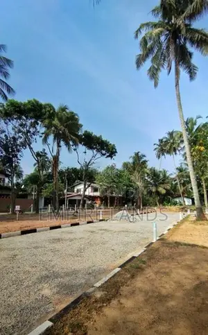 හෝමාගම මාදුලාව බස් පාරට මුහුණලා අගනා නේවාසික බිම් කොටස්