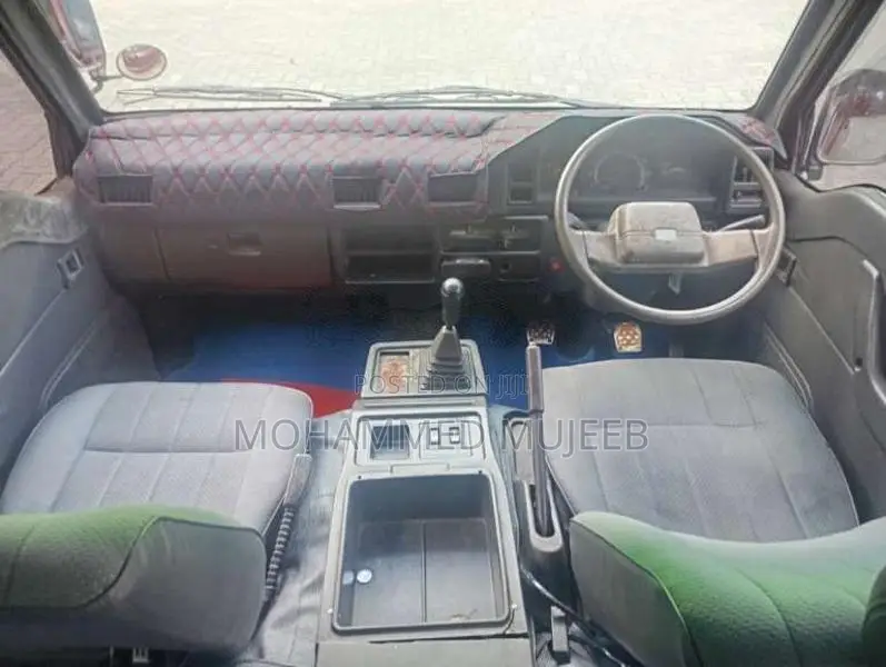 Mitsubishi PO5 1987 Van (Used)