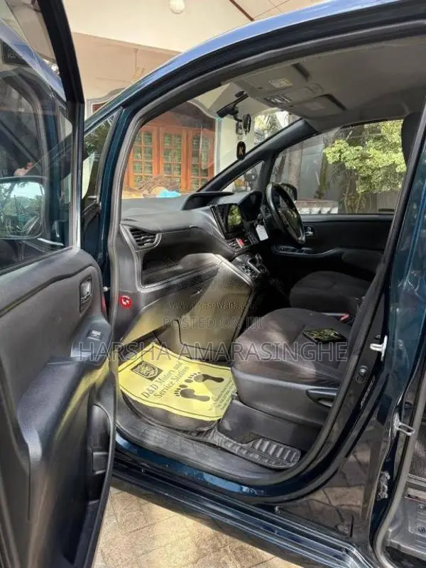 Toyota Voxy 2014 Van (Used)