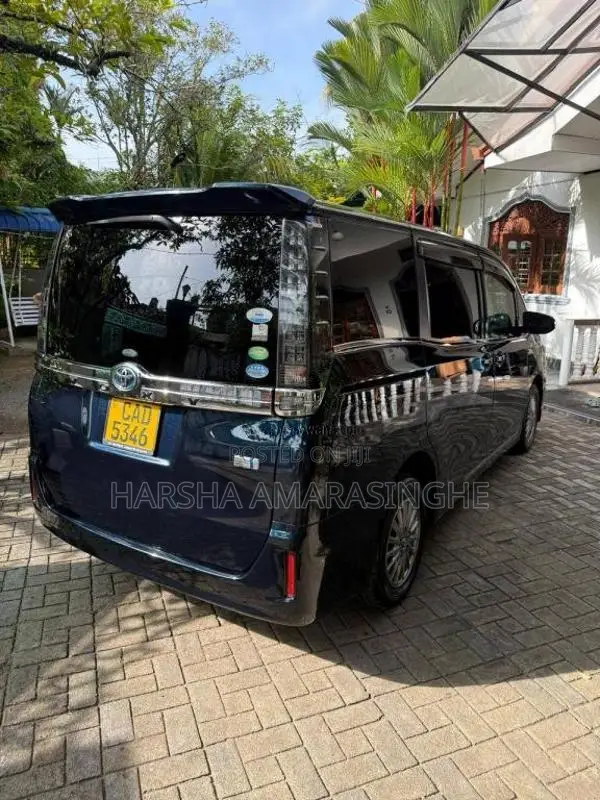Toyota Voxy 2014 Van (Used)