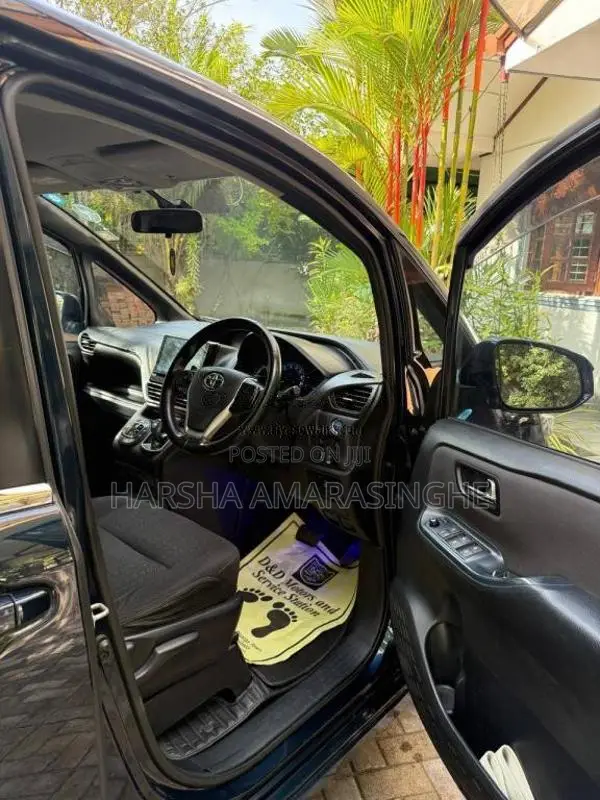 Toyota Voxy 2014 Van (Used)