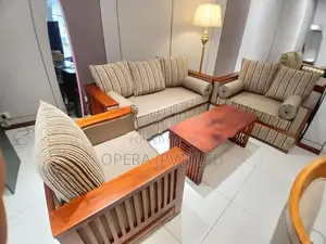 නවින මාදිලියේ තේක්ක සෝෆා