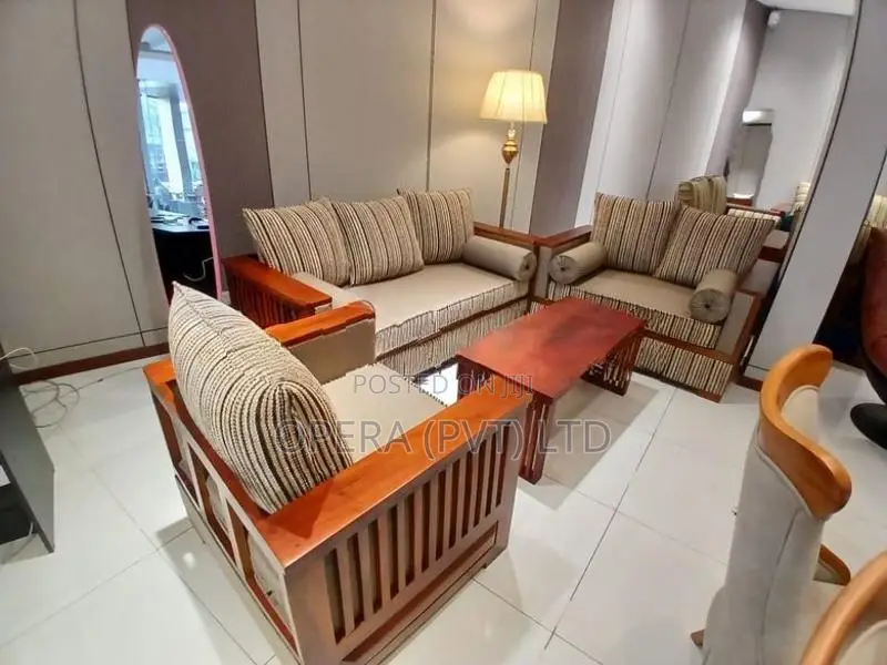 නවින මාදිලියේ තේක්ක සෝෆා
