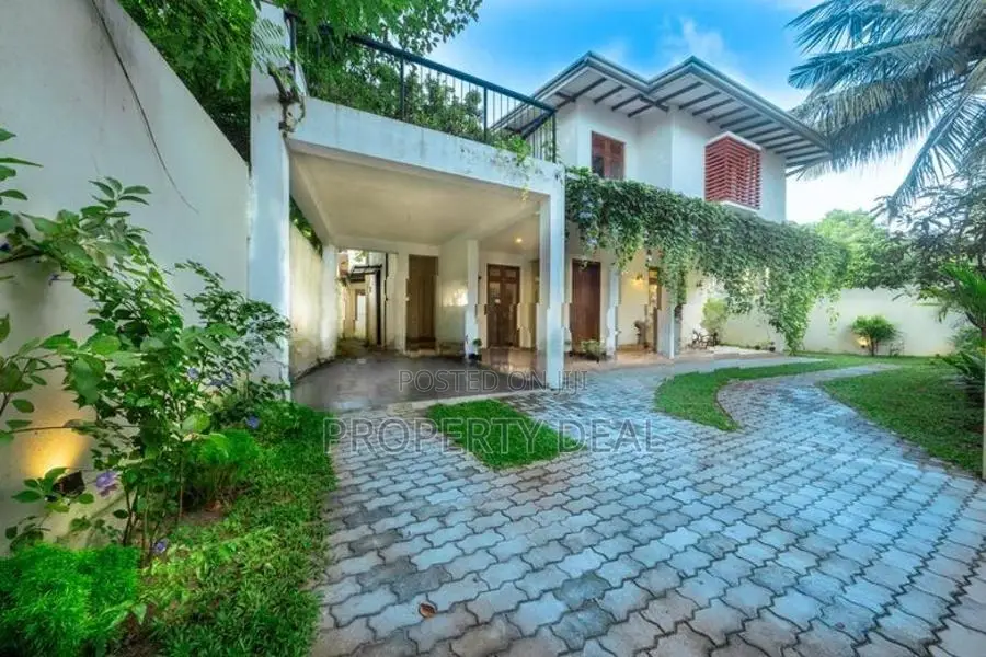 Luxury 4 Bedrooms House for Sale in Thalangama - PDH81