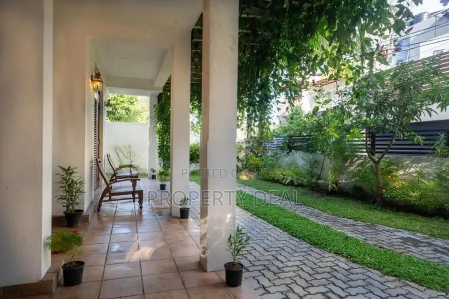 Luxury 4 Bedrooms House for Sale in Thalangama - PDH81