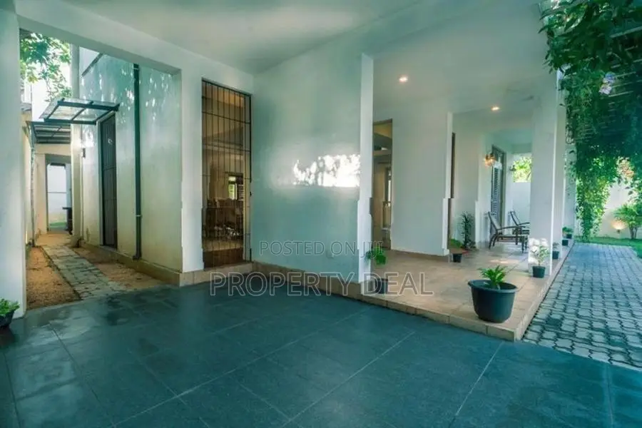 Luxury 4 Bedrooms House for Sale in Thalangama - PDH81