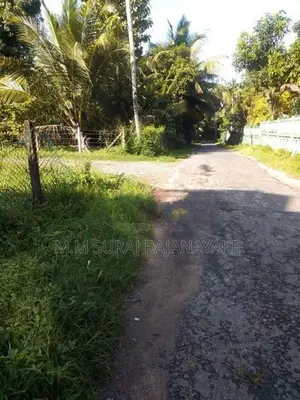 කටුනායක - කෝවින්න ප්‍රදේශයෙන් පර්චස් 15ක්.
