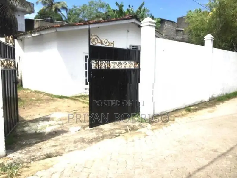 Wellampitiya 09 Perches of Land with an Old House For Sale