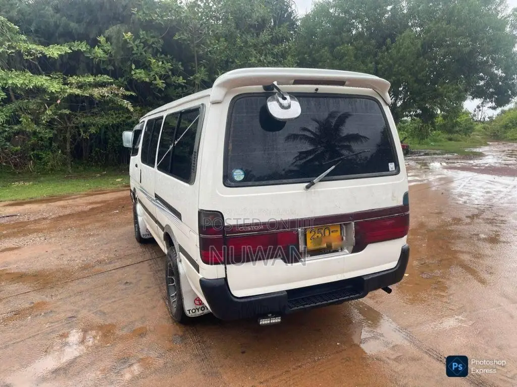 Toyota Dolphin 113 1993 Van (Used)