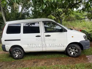Toyota Noah 1999 Van (Used)