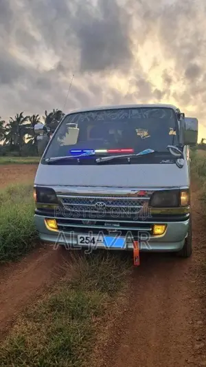 Toyota HIACE DOLPHIN LH113 SUPER GL 2000 Van (Used)