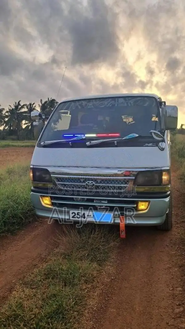 Toyota HIACE DOLPHIN LH113 SUPER GL 2000 Van (Used)