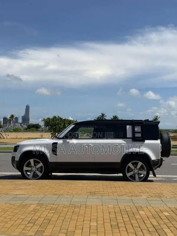 Land-Rover Defender 2025 SUV (Used)