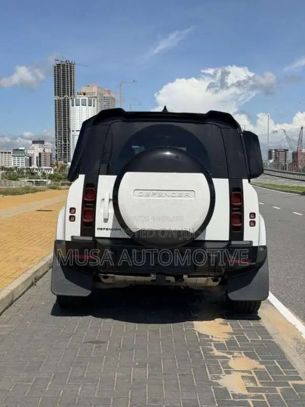 Land-Rover Defender 2025 SUV (Used)