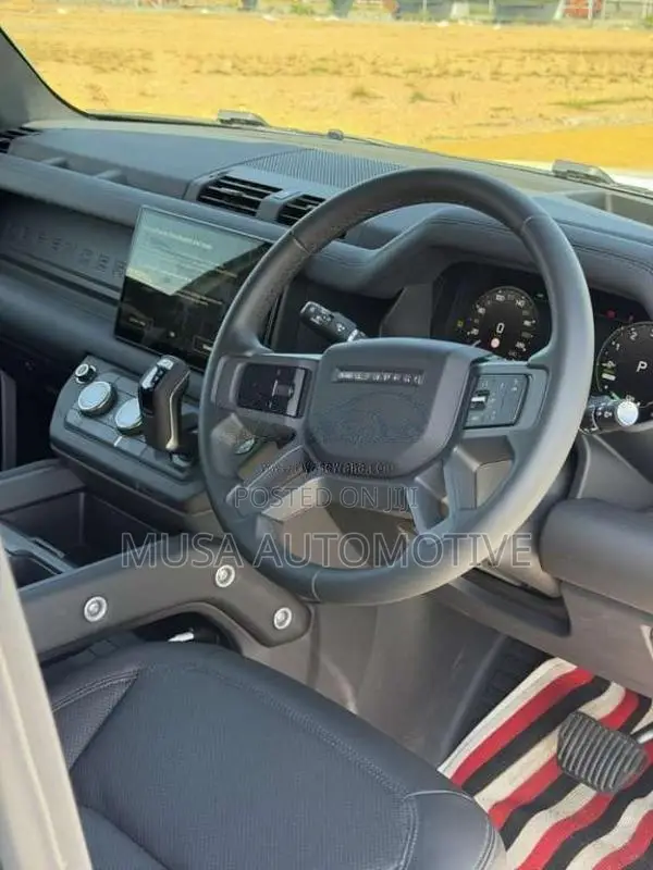 Land-Rover Defender 2025 SUV (Used)