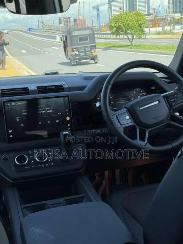 Land-Rover Defender 2025 SUV (Used)