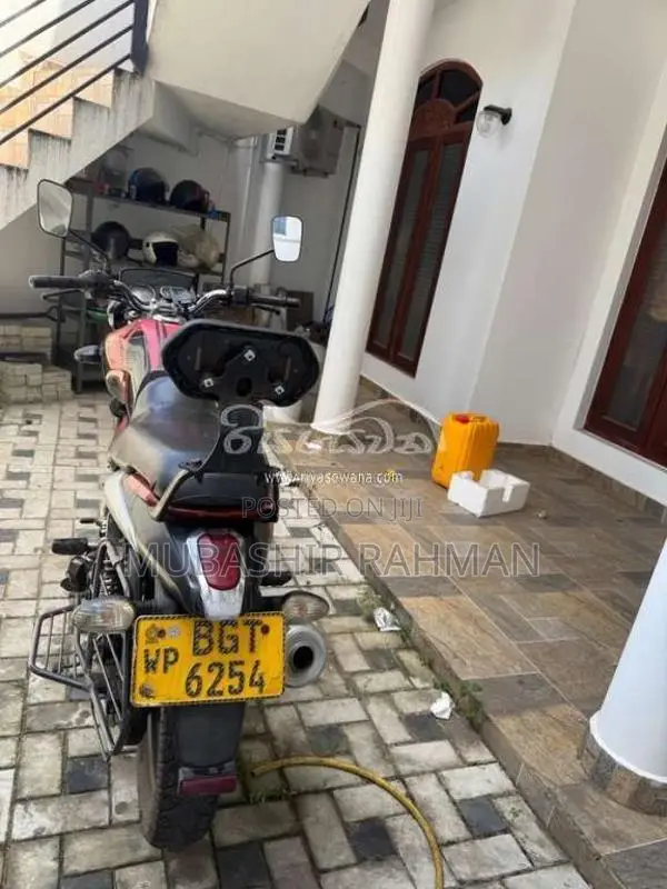 Bajaj V12 2017 Motorbike (Used)