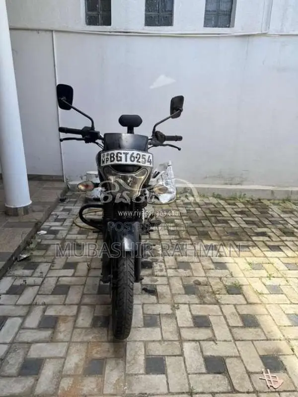 Bajaj V12 2017 Motorbike (Used)