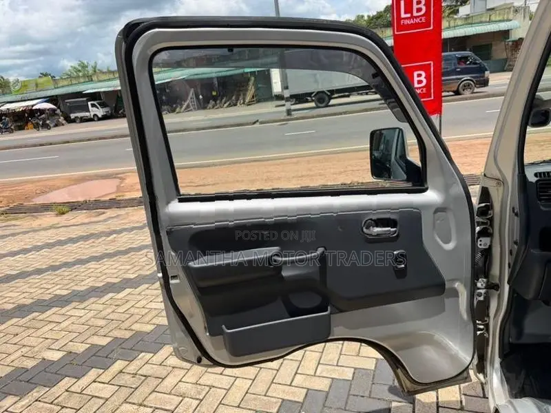 Suzuki Carry Safety button 4WD 2023