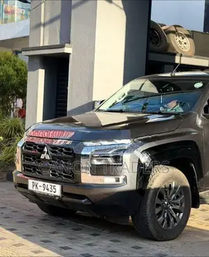 Mitsubishi Triton Hamer Electric Roll Shutter & Night Fury Bar