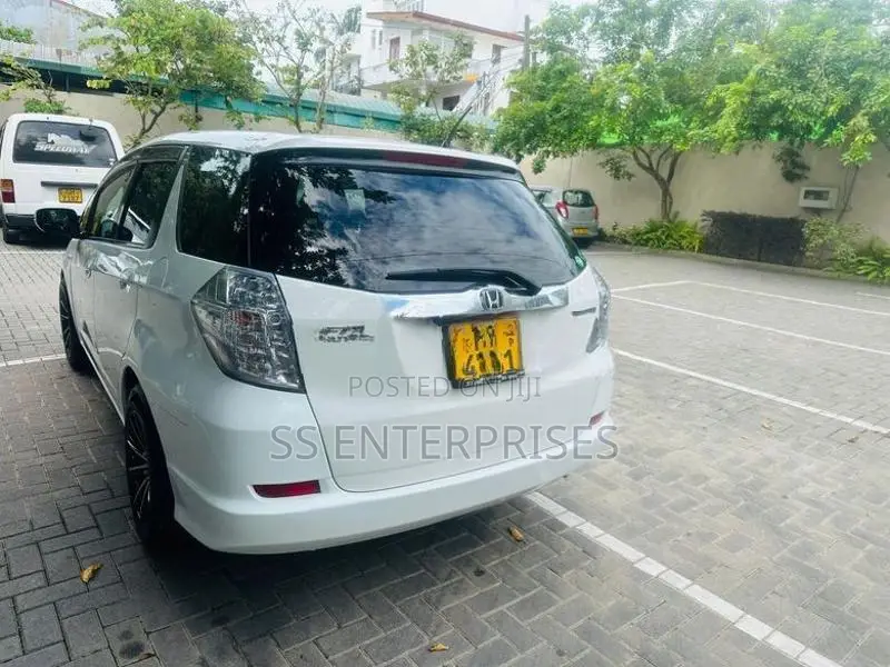 Honda Fit Shuttle 2012
