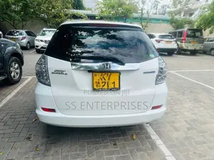Honda Fit Shuttle 2012