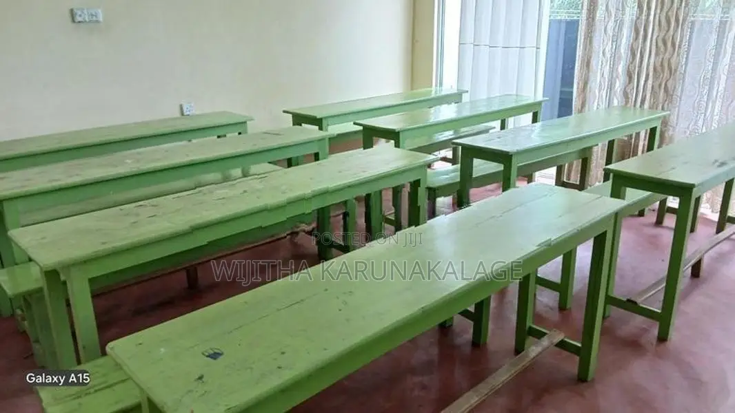 Tiition පංතියක පාවිච්ච් කරන ලද ඩෙස් බංකු \
