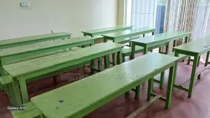 Tiition පංතියක පාවිච්ච් කරන ලද ඩෙස් බංකු \