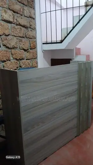 Tiition පංතියක පාවිච්ච් කරන ලද ඩෙස් බංකු \