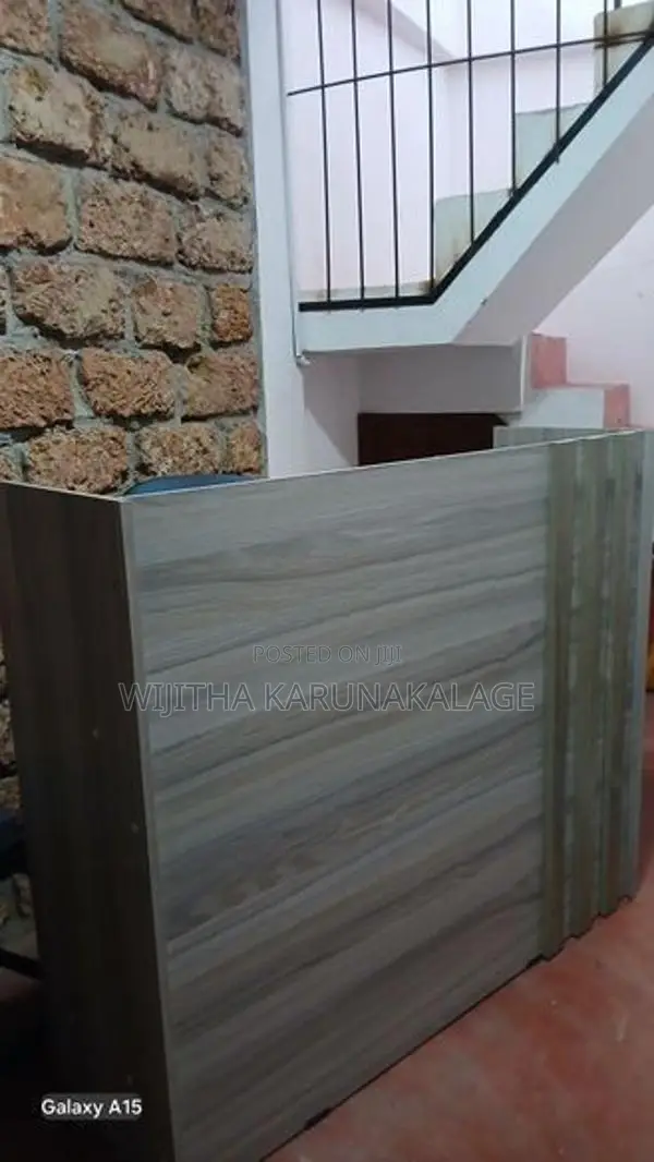 Tiition පංතියක පාවිච්ච් කරන ලද ඩෙස් බංකු \