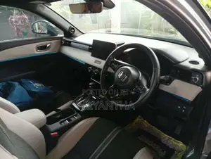 Honda Vezel Z Play Moonroof 2025 SUV (Used)