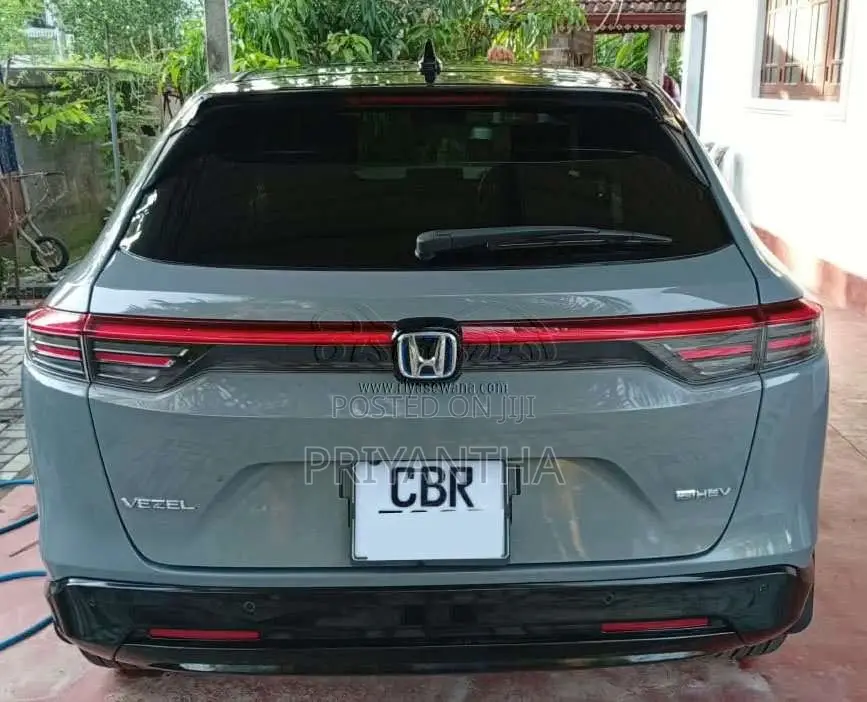 Honda Vezel Z Play Moonroof 2025 SUV (Used)