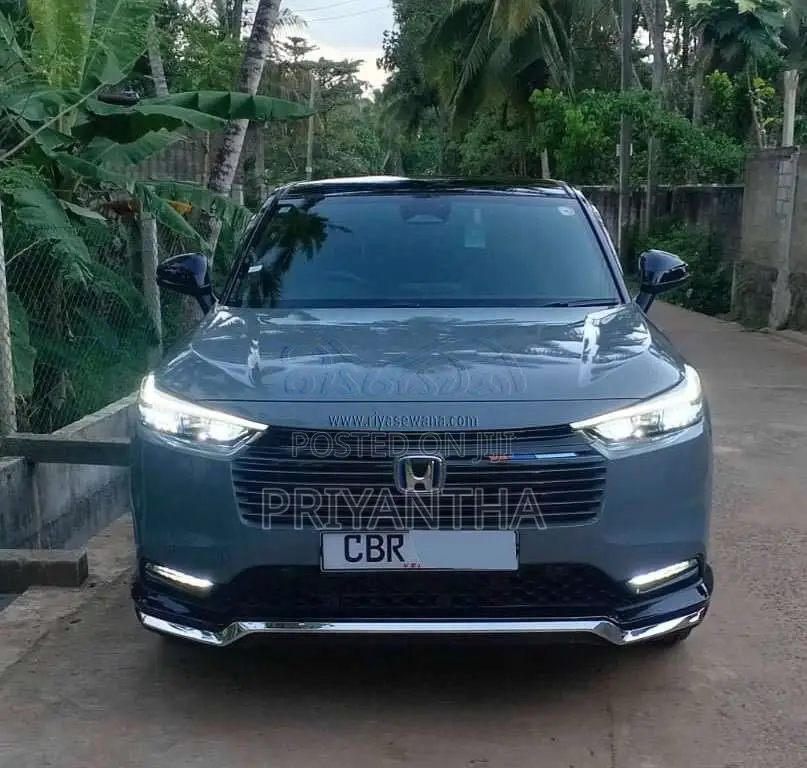 Honda Vezel Z Play Moonroof 2025 SUV (Used)