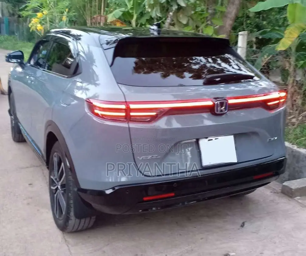 Honda Vezel Z Play Moonroof 2025 SUV (Used)