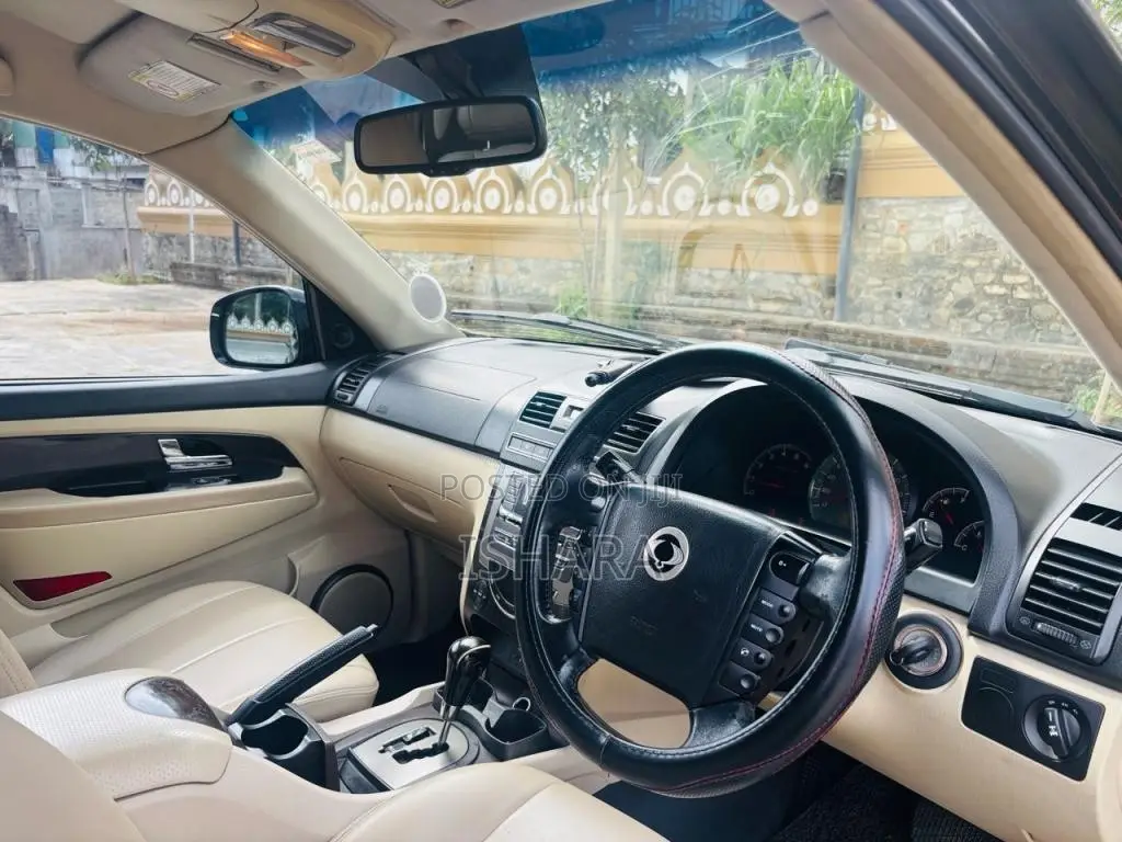 Micro Rexton W 2014 SUV (Used)