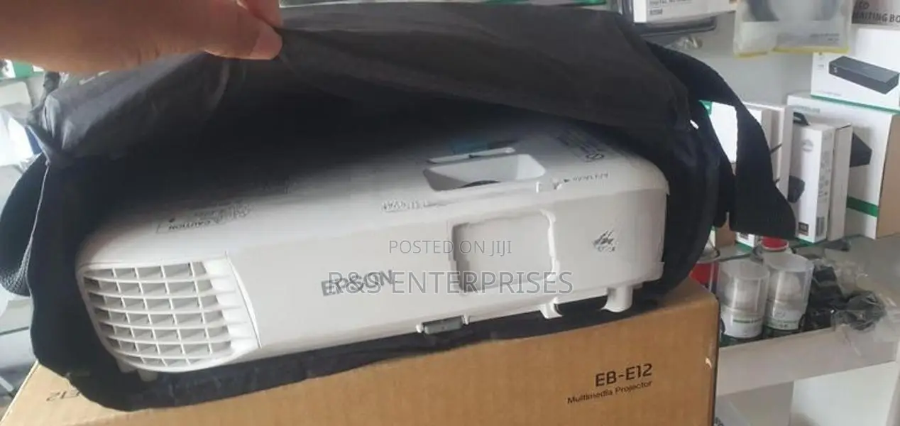 EPSON EB-S05 Projector