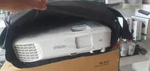 EPSON EB-S05 Projector