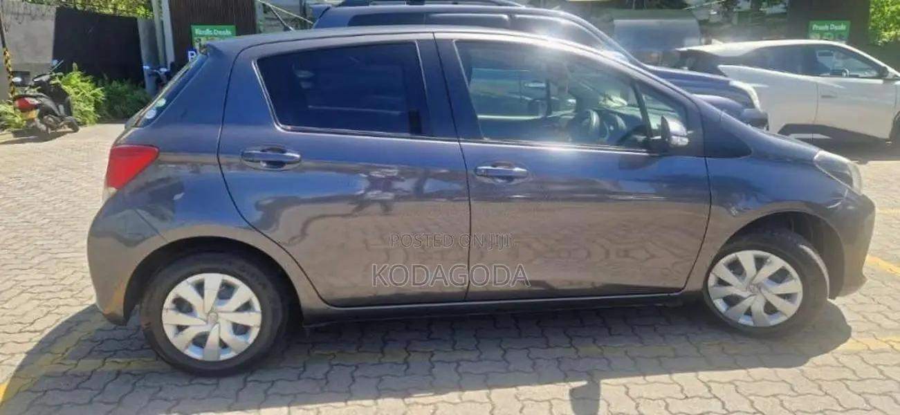 Toyota Vitz 2016 Car (Used)