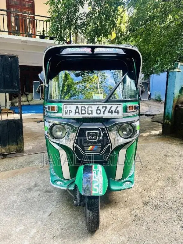 Bajaj 4 Stroke 2015 Three Wheel (Used)
