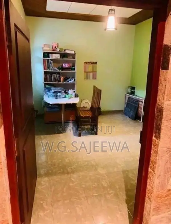 Upper floor house rent in Negombo Town (ගැහැණු අයට පමණකි)