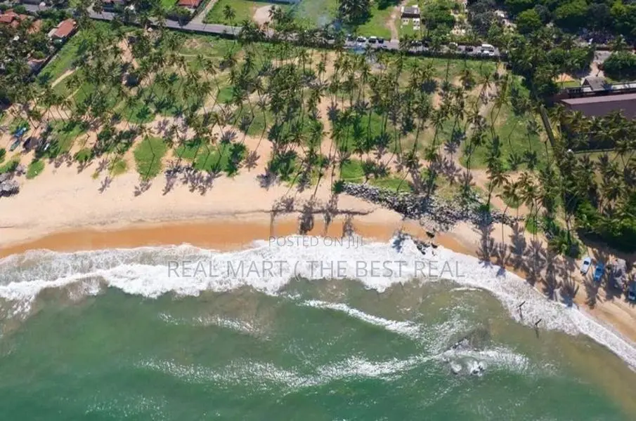 MARAWILA : 300 PERCHES BEAUTIFUL BEACHFRONT LAND FOR SALE
