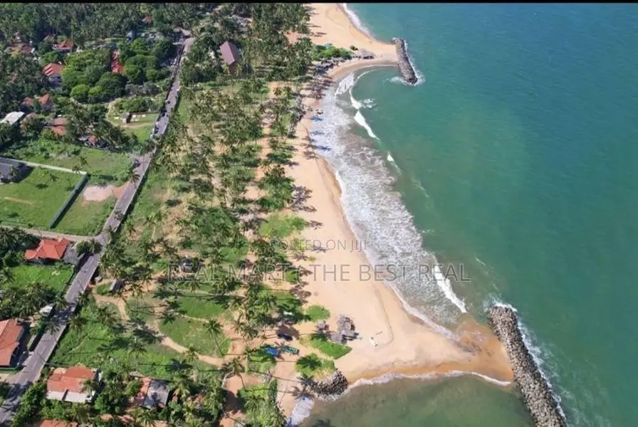 MARAWILA : 300 PERCHES BEAUTIFUL BEACHFRONT LAND FOR SALE