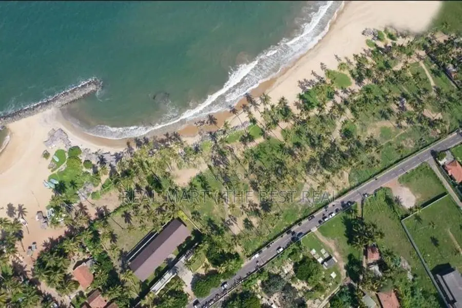 MARAWILA : 300 PERCHES BEAUTIFUL BEACHFRONT LAND FOR SALE