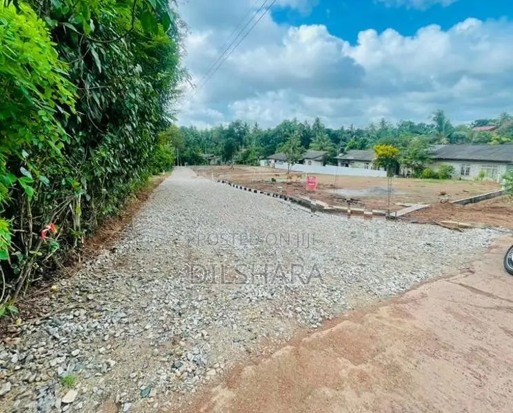 Gampaha Udugampala නගරයෙන් 244 බස් පාරට නුදුරින් බිම් කොටස් කිහිපයක්