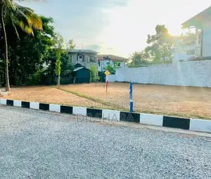 Gampaha yakkala නගරයෙන් නුවර පාරට අතේ දුරින් වටිනා බිම් කොටස් කිහිපයක්