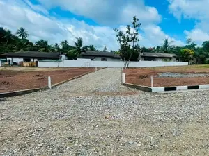 Gampaha Udugampala නගරයෙන් 244 බස් මාර්ගයට නුදුරින් බිම්කොටසක් කිහිපයක